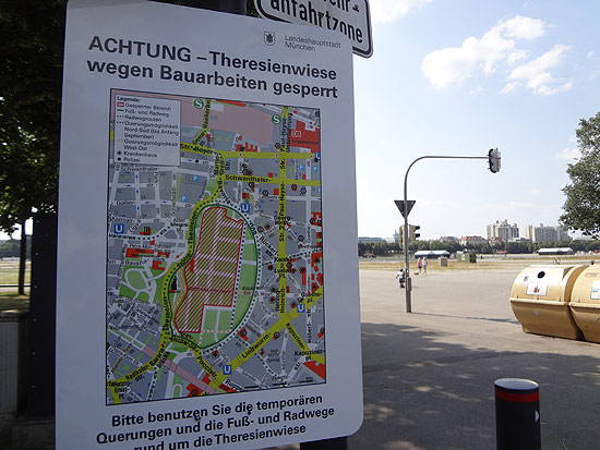am 14.07.2013 hingen schon die Schilder am Rand der Theresienwiese, die auf die neue Verkehrsführung und die Absperrungen aufmerksam machen sollen (©Foto: Martin Schmitz)